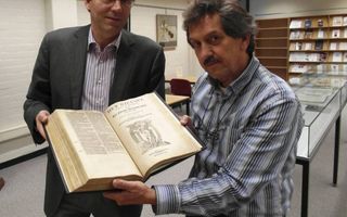 Prof. dr. August den Hollander en Mathieu Knops met een Deux-Aesbijbel in de bibliotheek van de Vrije Universiteit. Foto RD