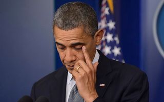 Obama is geëmotioneerd tijdens zijn toespraak naar aanleiding van de schietpartij in Newtown. Foto EPA