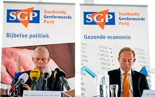 SGP-partijvoorzitter Van Leeuwen en fractievoorzitter Van der Staaij tijdens de persconferentie in Rotterdam. Foto ANP