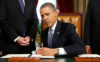 Obama tekent de benoeming van onder andere John Kerry tot minister van Buitenlandse Zaken. Foto EPA