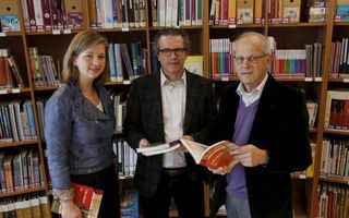 Literatuurdocenten Marlies Kunst, Egbert Slagboom en Arie van Groningen.             Foto Martin Droog