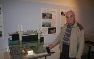 Nijs Baan (80) uit Sliedrecht maakt sinds zijn pensionering maquettes van de Deltawerken. Foto RD