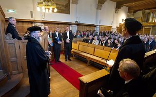 In Leiden promoveerde woensdag ds. A.J. Kunz uit Katwijk. De promovendus wordt toegesproken door prof. vd Brink. Foto RD, Anton Dommerholt