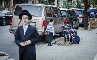 Spelende kinderen in de straten van de Joodse wijk Borough Park, in het New Yorkse stadsdeel Brooklyn. Foto Niek Stam
