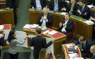 BOEDAPEST – De Hongaarse premier Orban (3e van rechts op de voorste rij) kan de oppositie tegen zijn grondwet in eigen land goed onder controle houden. In het buitenland neemt het verzet echter ook toe. Foto EPA