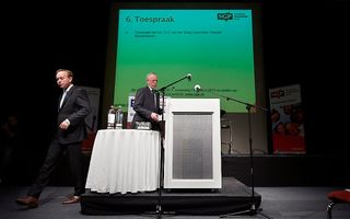 SGP-partijleider Kees van der Staaij (L) en SGP-voorzitter Maarten van Leeuwen na afloop van de toespraak van van der Staaij op de jaarlijkse partijdag. Foto ANP