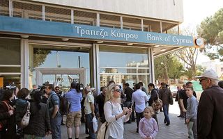 Banken in Cyprus hebben donderdagochtend om 11.00 uur (Nederlandse tijd) hun deuren weer geopend. De banken waren 1,5 week dicht geweest om te voorkomen dat klanten al hun geld van hun rekening zouden halen. Foto EPA