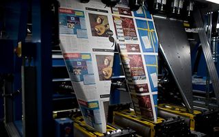 De krant op de nieuwe pers van de BDU in Barneveld. Foto ANP