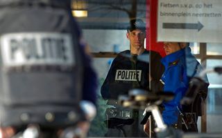 Politieagenten met kogelwerende vesten bij het Driestar College in Leiden. Foto ANP