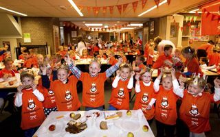 De kleuters van de Groen van Prinstererschool in Klaaswaal juichen bij de start van het koningsontbijt. Foto Dirk Hol