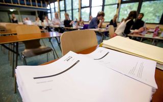 De opgaven voor het verlate examen Frans voor het VWO op het Maerlant-Lyceum. Foto ANP