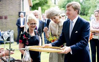 Koning Willem-Alexander en koningin Maxima tijdens hun bezoek aan Zaanstad. Foto ANP