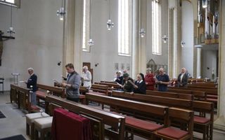 Christenen van verschillende kerken in Maagdenburg kwamen tijdens het hoogwater dagelijks bij elkaar om te bidden voor bewaring. Beeld Jilke Tanis