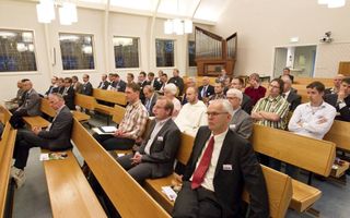 Een internationaal gezelschap buigt zich dezer dagen in de kerkzaal van de Theologische Universiteit Apeldoorn over de spiritualiteit van de Heidelbergse Catechismus. Beeld RD, Anton Dommerholt