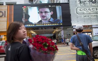 Snowden op een groot scherm in Hongkong. Foto EPA