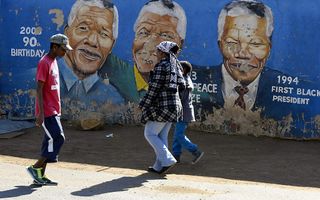 De voormalige Zuid-Afrikaanse president Nelson Mandela is er veel beter aan toe dan enkele dagen geleden.  Beeld EPA
