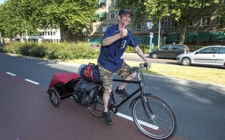 Ex-dakloze Michel Fakkeldij stapt in Zwolle op de fiets richting Assen. Hij rijdt een sponsorfietstocht van circa 650 kilometer. De opbrengst is voor het Leger des Heils. Beeld Frans Paalman