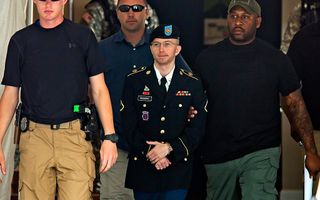Manning verlaat de rechtszaal. beeld EPA