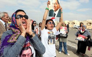Aanhangers van Mubarak eisen zijn vrijlating. Foto EPA