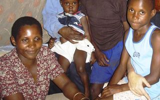 De Ugandese Wasswa Sali met zijn gezin. beeld Nico van den Berge