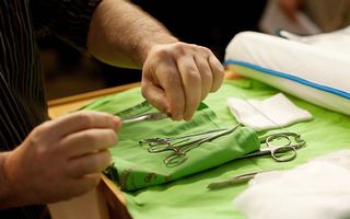 Medische instrumenten worden klaargelegd voor een besnijdenis. Beeld EPA