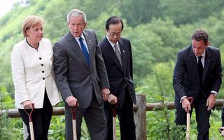 V.l.n.r. de Duitse bondskanselier Angela Merkel, de Amerikaanse president George W. Bush, de Japanse premier Yasuo Fukuda en de Franse president Nicolas Sarkozy in 2008. beeld EPA