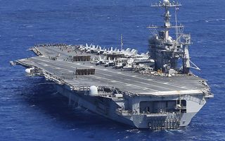 Het Amerikaanse leger bouwt de hulpoperaties in de Filipijnen langzaam af. Het Amerikaanse vliegdekschip USS George Washington is vertrokken, maar tien C-130 Herculesvliegtuigen brengen ruim twee weken na de tyfoon Haiyan nog steeds hulpgoederen. beeld EP