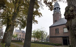 Rechts de hervormde kerk in het centrum van Vriezenveen, links het Historisch Museum, van waaruit de Vereniging Oud-Vriezenveen het hart vormt van de verspreiding van de Vriezenveense streektaal. beeld RD, Anton Dommerholt