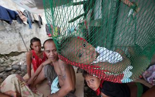 „Het is opvallend in wat voor tempo mensen in de getroffen gebieden op de Filipijnen weer proberen een onderkomen te bouwen”, vertelt woordvoerster Barbara Bosma van de Samenwerkende Hulporganisaties (SHO) dinsdagmorgen na een bezoek van een Nederlandse d
