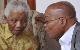 De Zuid-Afrikaanse oud-president Nelson Mandela (l.) met de huidige president Jacob Zuma (r.), februari 2010. beeld EPA