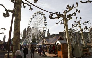 De wintermarkt op het Vrijthof in Maastricht trekt veel toeristen naar de Limburgse hoofdstad. beeld RD, Anton Dommerholt
