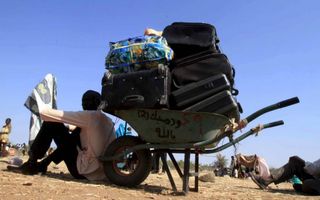 JODA. Zuid-Sudanezen op de vlucht voor het geweld in de grensplaats Joda, Sudan. Honderdduizenden mensen zijn in Zuid-Sudan op de vlucht geslagen. Ze hebben nog weinig vertrouwen in een oplossing. beeld EPA