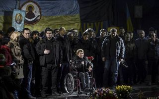 KIEV. De vrijgelaten Joelia Timosjenko sprak zaterdagavond de menigte in Kiev toe. Achter haar een orthodox icoon, wat aansluit bij de manier waarop Timosjenko zichzelf presenteert. beeld AFP