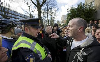 Buurtbewoners protesteren tegen de komst van de voormalige zwemleraar Benno L. bij zijn flat in Leiden. beeld ANP