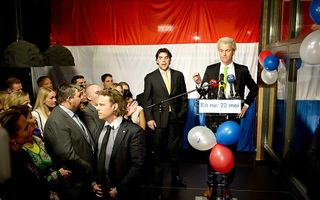Lijsttrekker Leon de Jong (L) van de Haagse PVV en partijleider Geert Wilders op het podium tijdens de verkiezingsavond. Foto ANP