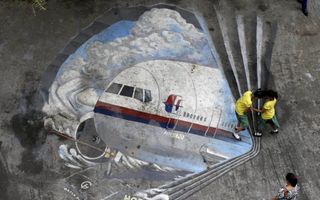 Scholieren op de Filippijnen hebben een grote tekening gemaakt van de vermiste Boeing 777. beeld EPA