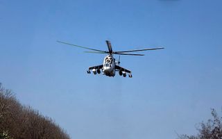 Een Oekraïense legerhelikopter zaterdagochtend bij Slovjansk. beeld EPA
