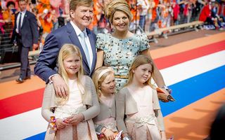 Koning Willem-Alexander, koningin Máxima en de drie prinsessen in Amstelveen. beeld ANP