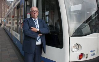 AMSTERDAM. De Amsterdamse trambestuurder Rinus Joinking (59) zegt dat reizigers nauwelijks nog tijd hebben voor een praatje. „Ze zijn gehaast, ongeduldig, lopen te bellen, hebben muziek in hun oren of friemelen aan hun telefoon. Als ze geen kaartje hebben