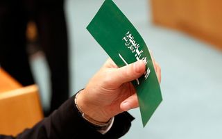 PVV-leider Geert Wilders toont in de Tweede Kamer een sticker waarop in het Arabisch staat: De islam is een leugen. Foto ANP