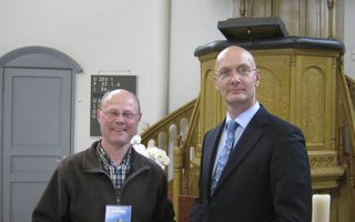 Ouderling Marc Vrambout (l.) en ds. L.P.J. van Bruggen van de protestantse gemeente (VPKB) van Roeselare. beeld RD