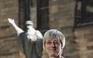 Dr. Jane Dawson, hoogleraar Reformatiegeschiedenis aan de Universiteit van Edinburgh. Achter haar het standbeeld van John Knox. beeld Andrew O'Brien