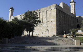 De graftombe van de patriarchen in Hebron met muren van Herodus de Grote. beeld Wikimedia