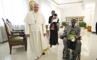 Ibrahim bracht gisteren met met man en kinderen een bezoek van een half uur aan paus Franciscus. beeld EPA