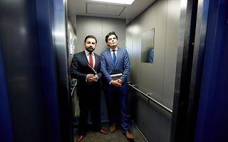 Tunahan Kuzu (R) en Selcuk Ozturk stappen in de lift na een extra en urenlang PvdA-fractieberaad waar werd besloten dat zij de Tweede Kamerfractie van die partij moeten verlaten. Beeld ANP