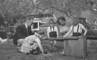 Anne de Vries met zijn gezin aan het begin van de oorlog. Beeld collectie A. de Vries jr.