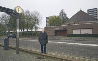 J. Brouw (83), bij de Thaborkerk in Rotterdam-IJsselmonde. Beeld Sjaak Verboom