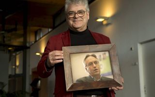 PvdA'er Andries Knevel met een portret van zijn naamgenoot, boegbeeld bij de EO. beeld RD, Henk Visscher