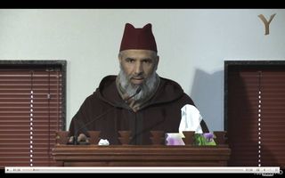 Imam Nafi tijdens een preek in de As-Soennahmoskee. beeld Al-Yaqeen