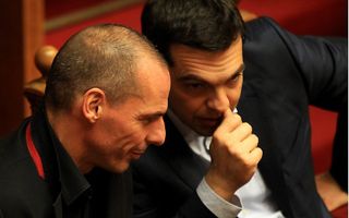 Premier Tsipras (r.) en minister Varoufakis (l.). beeld EPA